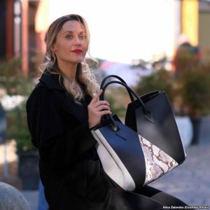  33-річна Аліна Залевська, яка мешкає в Мілані, створила власний бренд жіночих сумок «Роза Лу»