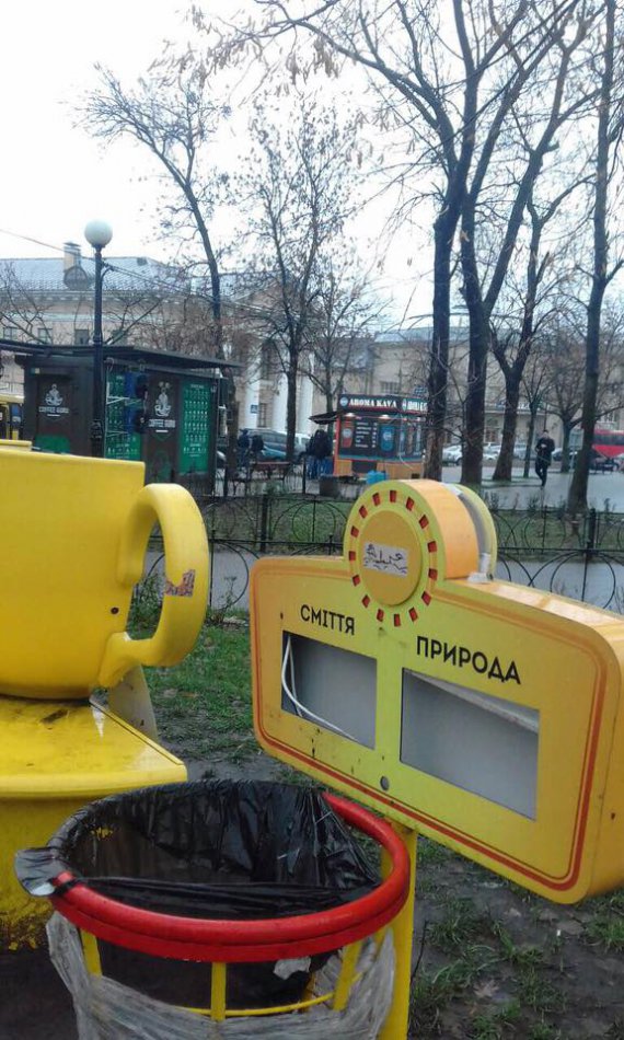 Лавки були обладнані безкоштовними точками доступу до Wi-Fi і USB-портами для підзарядки мобільних пристроїв