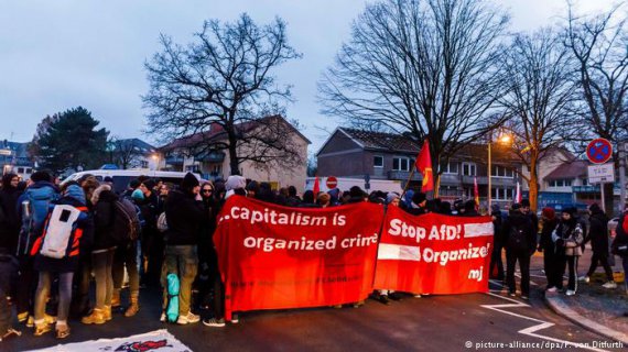 Митингующие вышли на улицы с антифашистскими призывами