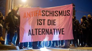 Митингующие вышли на улицы с антифашистскими призывами