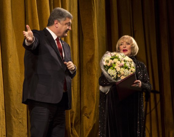 Ади Роговцевой на сцене вручили Государственную премию имени А. Довженко