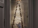 Новый год 2017: новогоднюю елку делают с лестницы