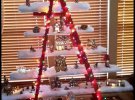 Новый год 2017: новогоднюю елку делают с лестницы