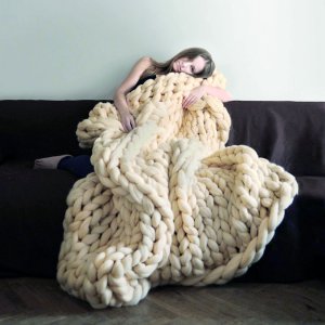 Київська дизайнерка Анна Мо плете шарфи, пледи й накидки з товстих ниток. Маленький плед коштує 149 доларів — 4 тисячі гривень, найбільший — 690 — 18,7 тисячі гривень. Шапки й шарфи віддає за 99 доларів — 2,7 тисячі гривень