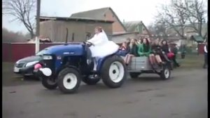 Вінницьке весілля: наречена у розкішній сукні наважилась поїхати до ЗАГСу на тракторі