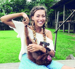 Телеведуча Регіна Тодоренко тримає мавпу під час зйомок програми ”Орел і решка”. Після роботи на телебаченні планує навчатися в кіноакадемії в Нью-Йорку