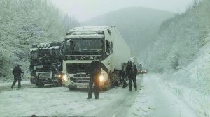 Сильні затори спричинив снігопад на дорогах Закарпатської області. На трасі поблизу райцентру Воловець 4 грудня стояли десятки вантажівок, автобусів і легкових автомобілів. Частину транспорту рятувальники діставали із заметів