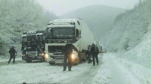Сильні затори спричинив снігопад на дорогах Закарпатської області. На трасі поблизу райцентру Воловець 4 грудня стояли десятки вантажівок, автобусів і легкових автомобілів. Частину транспорту рятувальники діставали із заметів