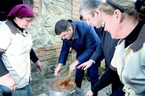 Прем’єр-міністр Володимир Гройсман робить кавказькі солодощі чурчхелу 28 листопада в Тбілісі, столиці Грузії. Перебував там із візитом 27–28 листопада. Чурчхела — це нанизані на нитку горіхи в загустілому сиропі з виноградного соку. Гройсман зустрівся з президентом Грузії Георгієм Маргвелашвілі, прем’єр-міністром Георгієм Квірікашвілі, головою парламенту Іраклієм Кобахідзе. Взяв участь в економічному форумі ”Один пояс — один шлях”. Також відвідав Центр реабілітації військових, де лікуються українські воїни. Відкрив пам’ятник Лесі Українці в Кахетії.