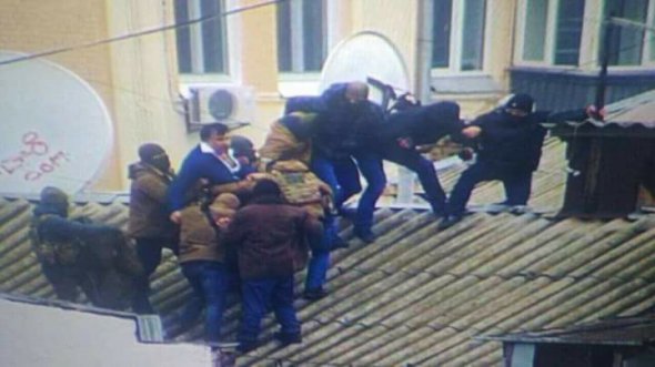 Силовики пытаются забрать Саакашвили с крыши
