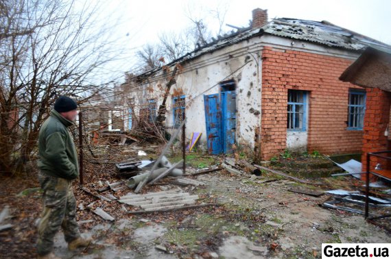 На стінах будинків вибоїни від куль і снарядів