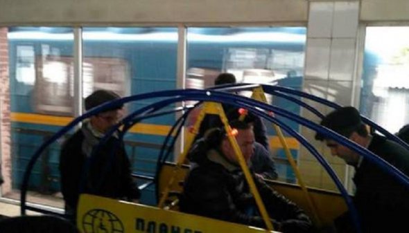На станції метро Лісова випробували пристрій, який спрощує користування ескалаторами людям із інвалідністю