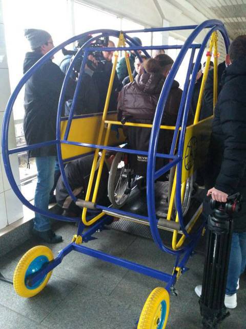 На станції метро Лісова випробували пристрій, який спрощує користування ескалаторами людям із інвалідністю