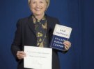 Мемуары Хиллари Клинтон стали лучшими в жанре автобиографии