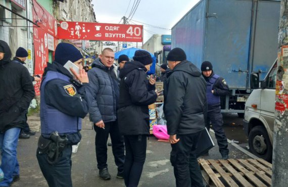 На ул. Новобазарной произошла стрельба. От продавцов требовали деньги за право торговать на рынке