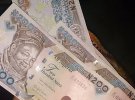 Ірині Пілат показує тисячу найра, які їй подарували на поминках. Це близько 3 доларів