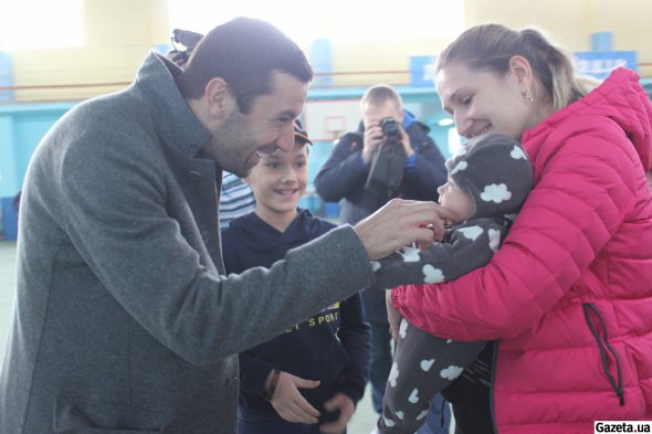 Дарио Срна встретился с детьми-переселенцами