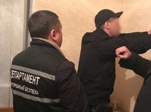 Правоохранители задержали старшего сержанта полиции после передачи им наркотических средств арестованному
