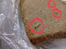 Покупець виявив у хлібі личинки комах