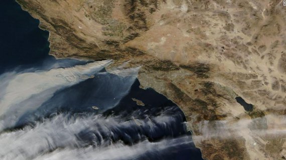 Фото со спутника Terra. Пожар выжег более 200 кв.км в округе Вентура