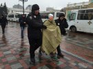 Обнаженная активистка устроила акцию протеста под Радой