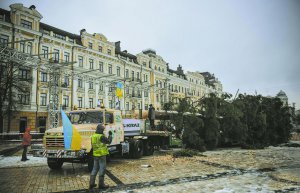 Робітники монтують каркас та обрубують стовбур ялинки на Софійській площі. 28-метрове дерево привезли з Богородчанського лісництва на Івано-­Франківщині