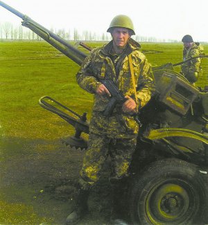 Олег Яцун стоїть поблизу Мар’їнки на Донеччині в червні 2015 року. Служив гранатометником