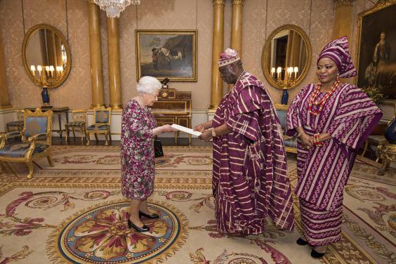 Платье Елизаветы II показалась всем похожей на национальное нигерийский наряд