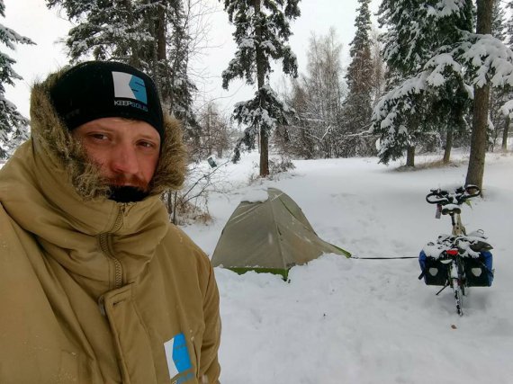 Руслан Верин подорожує велосипедом з північної точки Аляски до Мексики.