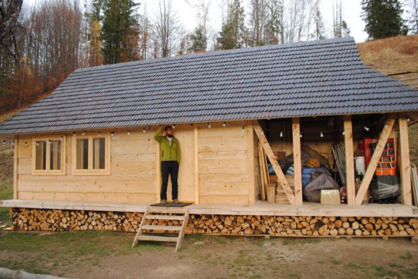 Олег Луканюк стоїть на порозі нової хати