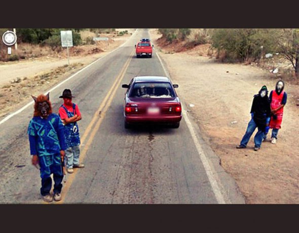Абсолютно обыденная встреча на дороге посреди Мексики. Google даже размыл «лицо» маски с фильма «Крик».