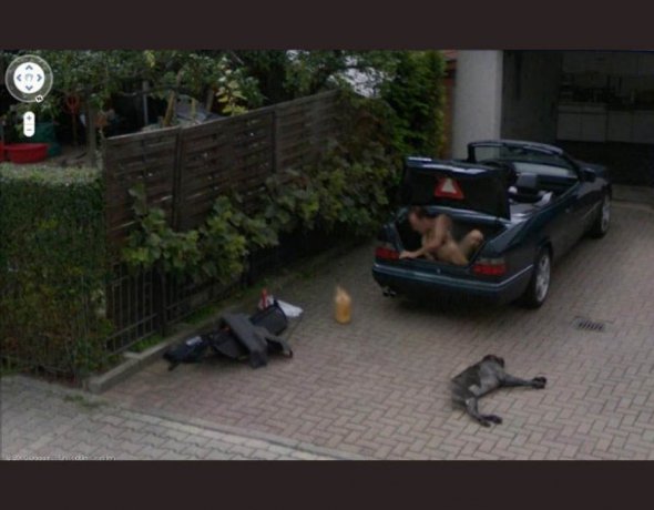 Голий чоловік вилазить із багажника машини в Німеччині (ну або залазить туди – з фото важко зрозуміти). Нічого дивного. Німці тільки так і роблять