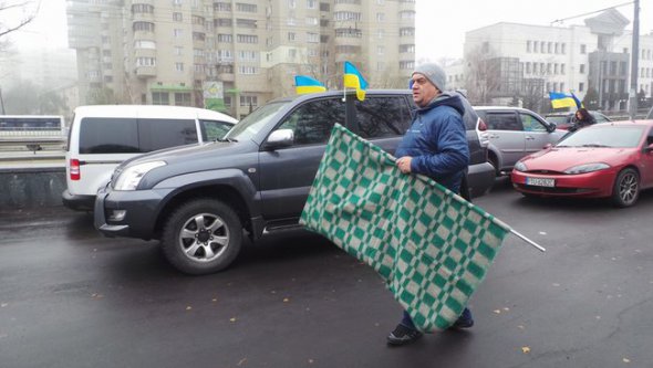 Автомайдановцы ехали к Генпрокурору с клетчатым одеялом, как символом коррупции