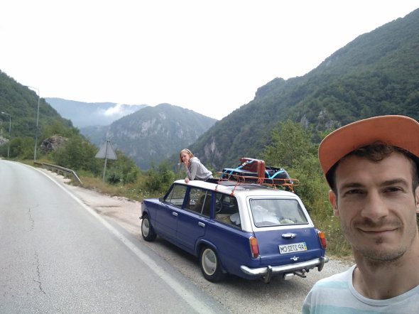 Петр Хаселев с подругой Софи на "Жигулях" преодолели почти 15 тыс. км Европой