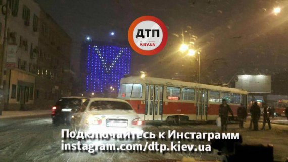 Через сильний снігопад у Києві сталася велика кількість ДТП