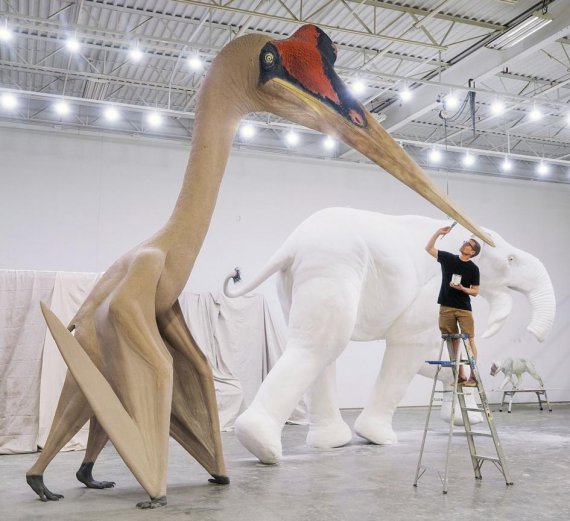 Quetzalcoatlus northropi мав зріст майже як у жирафа, а розмах крил - винищувача F-16. Був найбільшою твариною всіх часів, що літала. Його модель у реальному розмірі розмалював Джим Барт в студії "Блакитна ніч" в Міннеаполісі, США