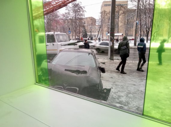 У Києві на Кирилівській вулиці водій автомобіля BMW не впорався з керуванням і врізався у приміщення ПриватБанку