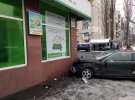 У Києві на Кирилівській вулиці водій автомобіля BMW не впорався з керуванням і врізався у приміщення ПриватБанку