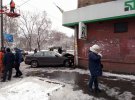В Киеве на Кирилловской улице водитель автомобиля BMW не справился с управлением и врезался в помещение ПриватБанка