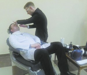 Онкологу Юрієві Вітруку збриває вуса перукар із закладу ”Плющ”. Відрощував їх місяць для міжнародної акції ”Вусатий листопад”