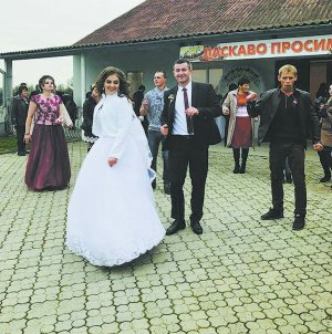 Сергій Торчинський і Надія Смидюк танцюють на своєму весіллі 