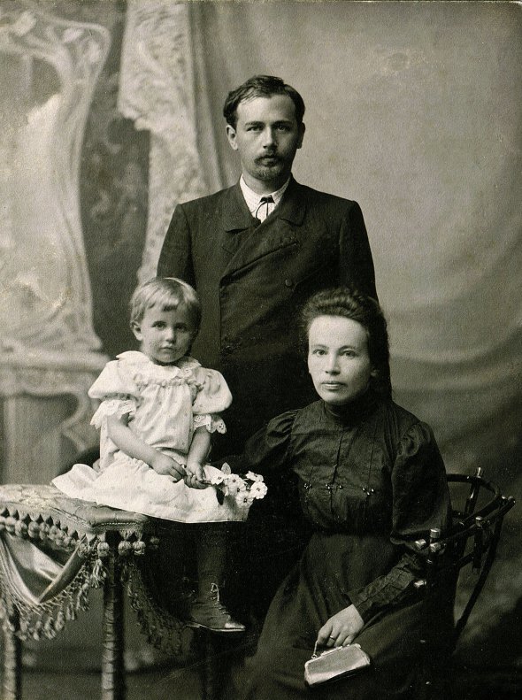 Микола Леонтович із дружиною Клавдією та донькою Галиною, 1905 рік