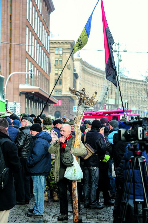 Чоловік із висохлим деревом стоїть серед людей біля Печерського райсуду Києва. Прийшов підтримати колишнього президента Грузії та екс-губернатора Одещини Міхеіла Саакашвілі. 11 грудня в суді йому обирали запобіжний захід. Прокуратура наполягала на домашньому арешті. Суд відмовив. Політика звинувачують у співпраці з російськими спецслужбами й олігархом-утікачем Сергієм Курченком