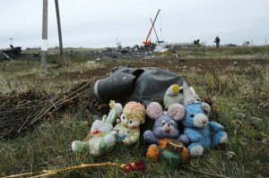 298 гражданских лиц, в том числе 80 детей, погибли в результате падения самолета MH-17