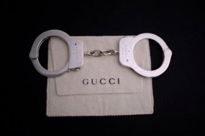 Gucci продают наручники за $ 65 000