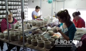 Переселенців навчають робити керамічні вироби та дають роботу