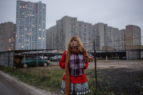Режиссер Марыся Никитюк позирует на фоне видов киевского жилого массива Троещине