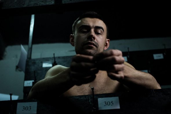 Фильм рассказывает о перспективном боксере Тарасе, который зарабатывает на жизнь уличными боями
