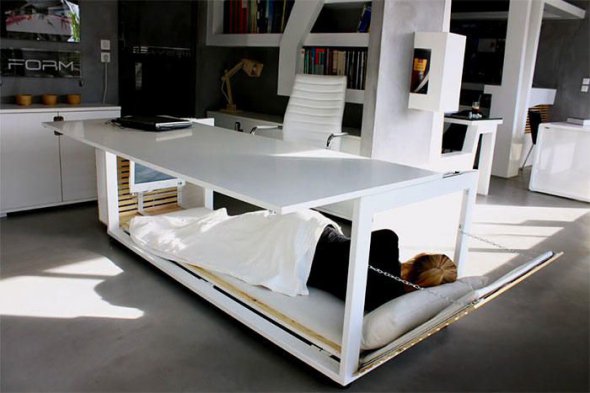 Стіл-ліжко: створили оригінальні меблі для сну на роботі