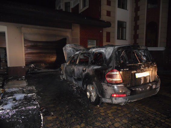 Огнем автомобиль Александра Бабата уничтожено полностью, в доме повреждены стены и двери